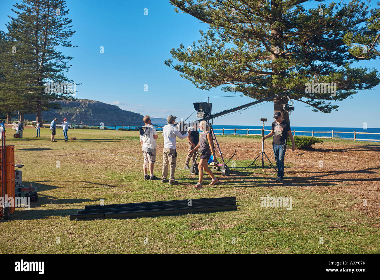 Troupe televisiva con la fotocamera su un braccio o braccio la preparazione di film una scena esterna di Home & Away programma televisivo a Palm Beach, Nuovo Galles del Sud, Australia Foto Stock