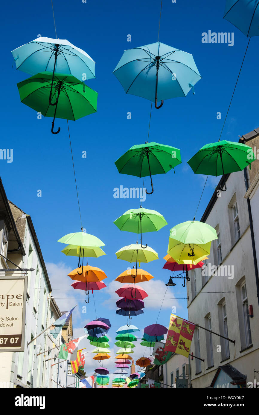 Installazione d arte colori di visualizzazione di ombrelloni sospesi al di sopra di una stradina nel centro storico. Palace Street (Stryd y Plas) Caernarfon Gwynedd Wales UK Foto Stock