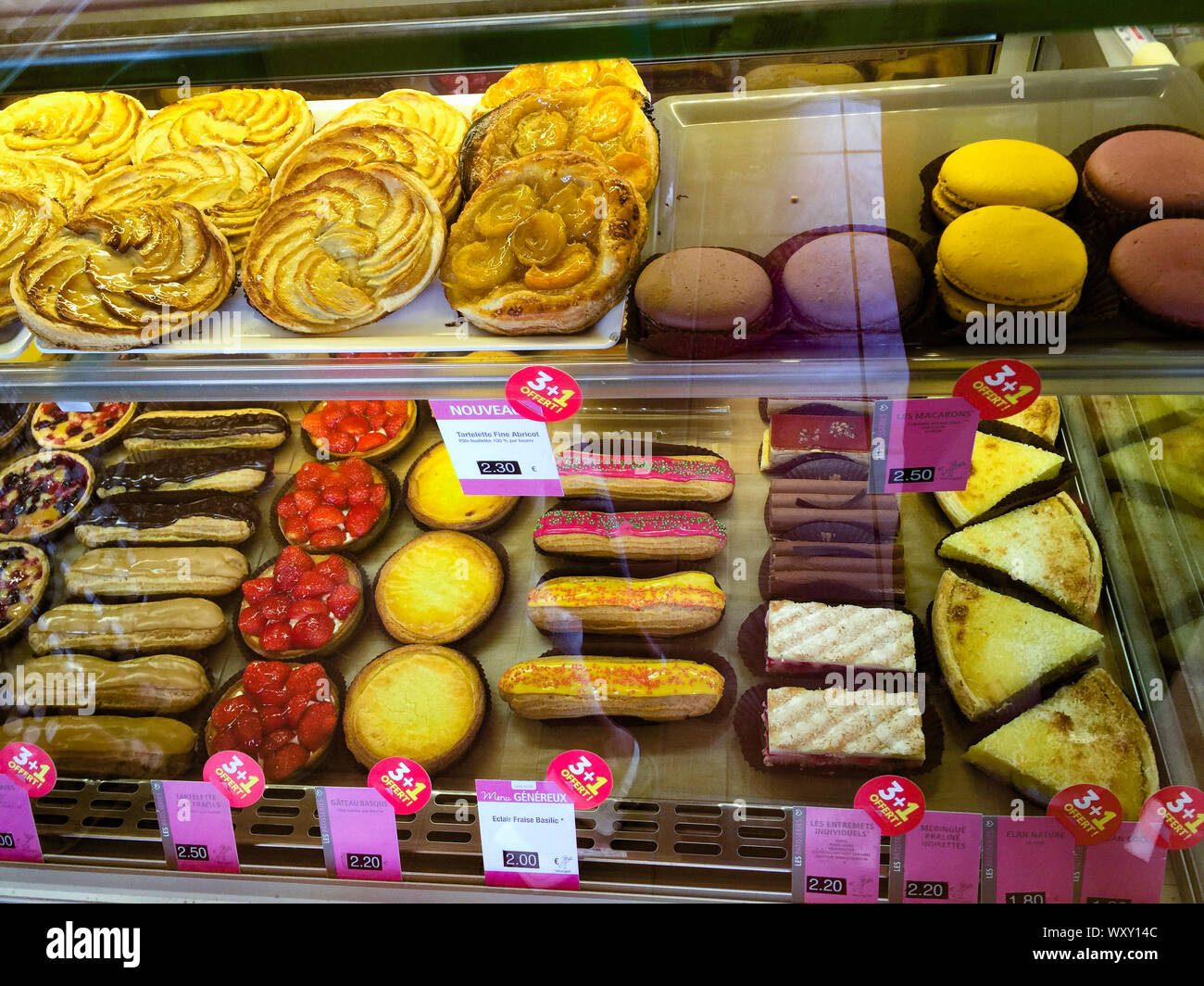 Vetrina dei prodotti di pasticceria Francese della Normandia, Francia Foto Stock