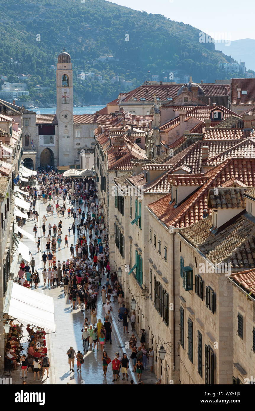 Dubrovnik Croazia; la vista della strada principale, Stradun, visto dalle pareti del medievale sito patrimonio mondiale dell'UNESCO, paese vecchio di Dubrovnik Croazia Europa Foto Stock