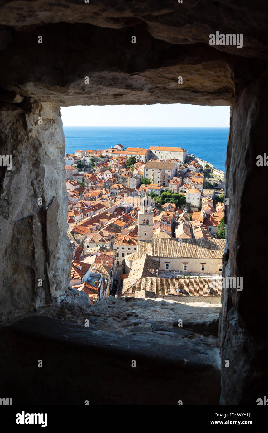 Dubrovnik Città Vecchia, aka Stari Grad, sito patrimonio mondiale dell'UNESCO, visibile attraverso una finestra di pietra; Dubrovnik Croazia Europa Foto Stock