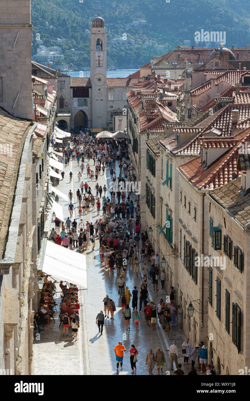 Dubrovnik Stradun main street, visto dalle mura della città medievale di sito patrimonio mondiale dell'UNESCO, paese vecchio di Dubrovnik Croazia Europa Foto Stock