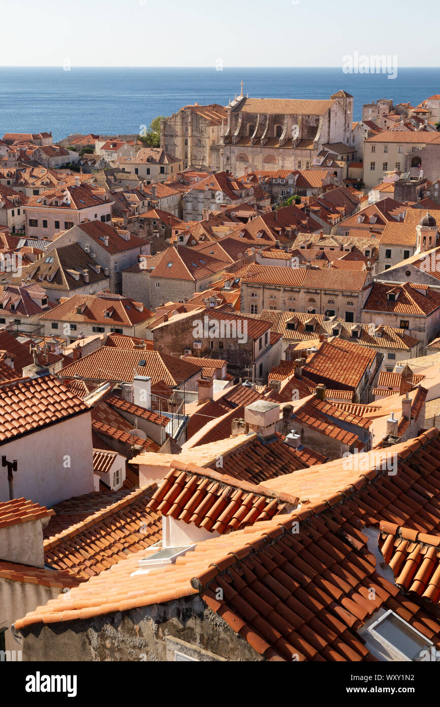 Dubrovnik Città Vecchia; tetti e tegole rosse di edifici medievali si vede dalle mura della città, sito patrimonio mondiale dell'UNESCO, Dubrovnik, Croazia Europa Foto Stock