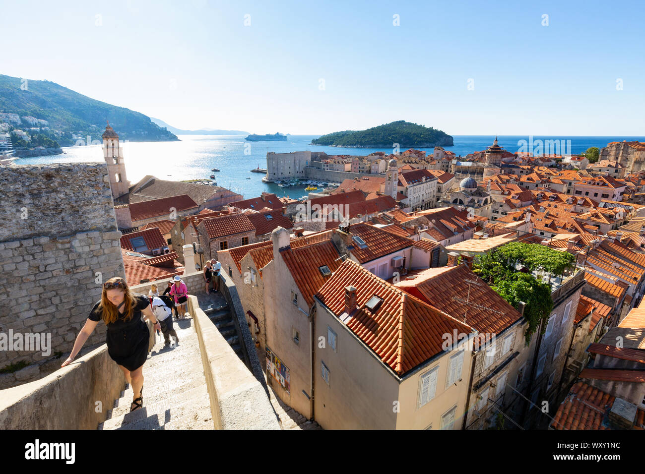 La città di Dubrovnik pareti; i turisti a piedi la città a parete, Dubrovnik Città Vecchia, Dubrovnik Croazia Europa Foto Stock