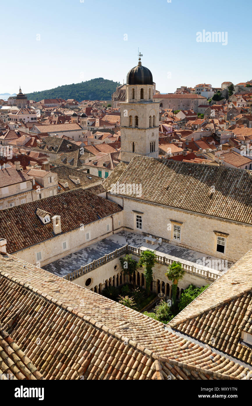 Dubrovnik Monastero Francescano, campanile e chiostro si vede dalle mura della città vecchia di Dubrovnik Città patrimonio mondiale dell UNESCO, Dubrovnik, Croazia Foto Stock