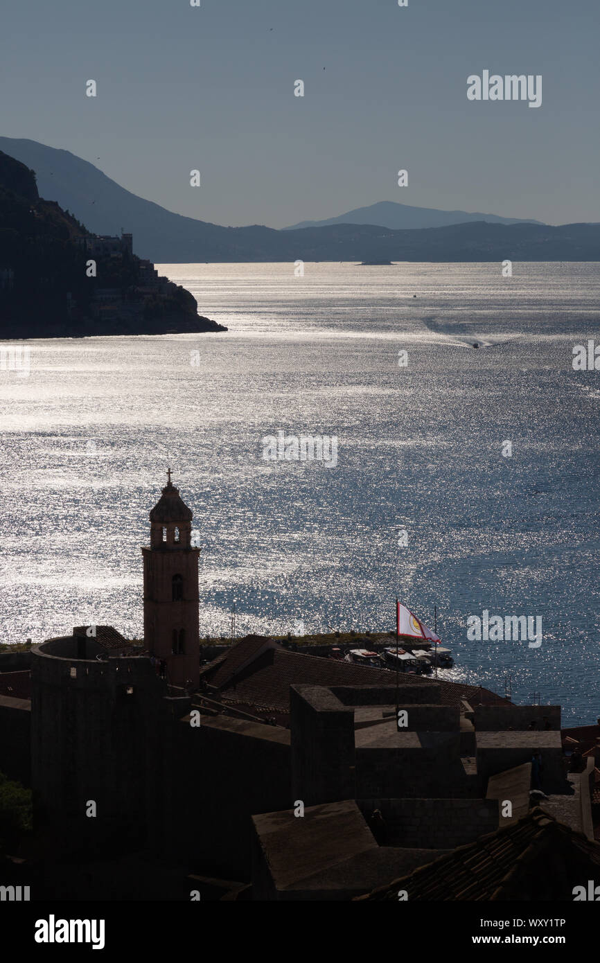 Costa Dalmata e la torre campanaria del monastero domenicano, la mattina presto, Dubrovnik Città Vecchia, sito patrimonio mondiale dell'UNESCO, Dubrovnik Croazia Europa Foto Stock