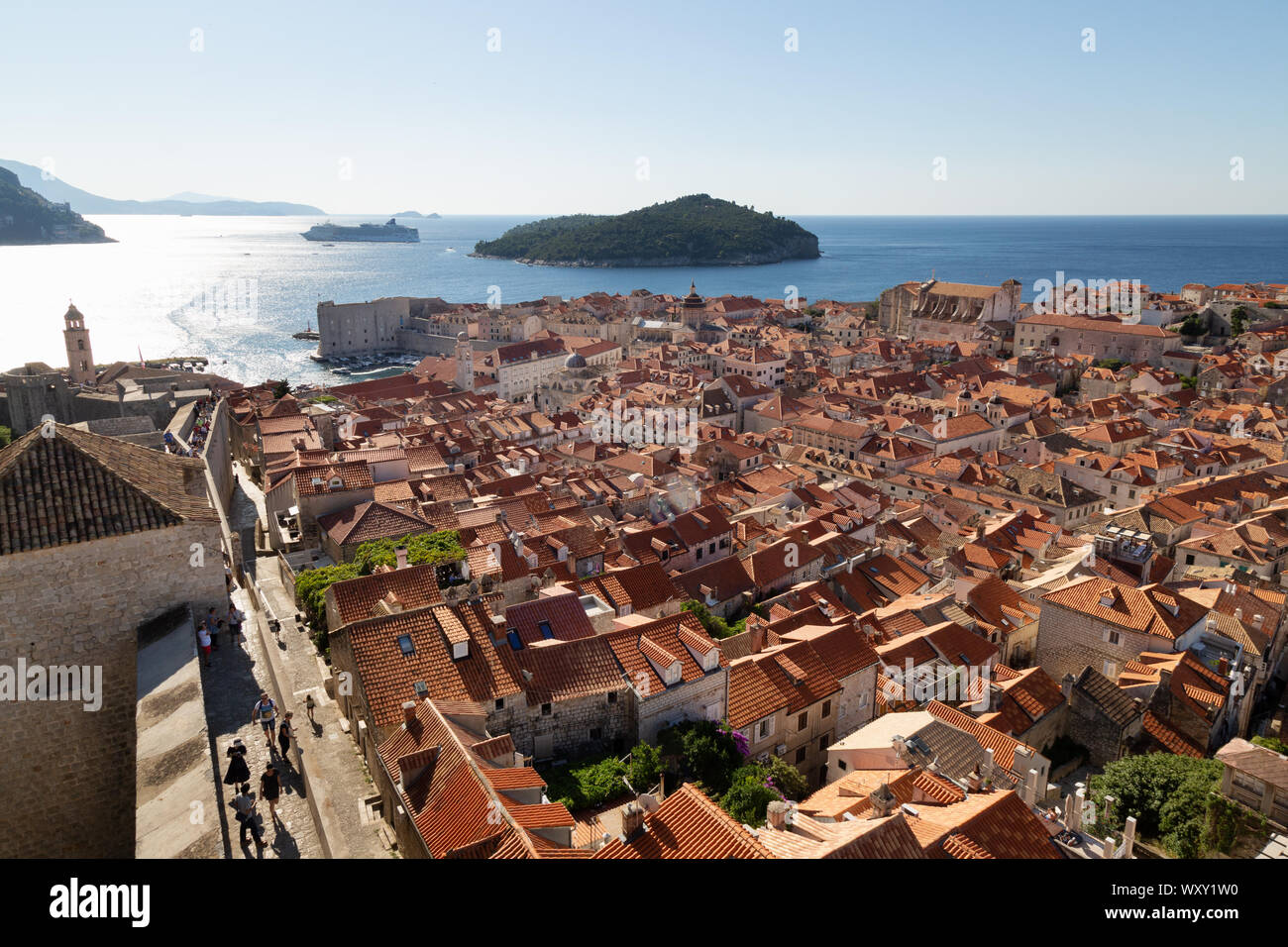 Dubrovnik Croazia; Cityscape vista da Fort Minceta sulla parete, attraverso Dubrovnik Città Vecchia a isola di Lokrum e la costa dalmata, Dubrovnik Croazia Foto Stock