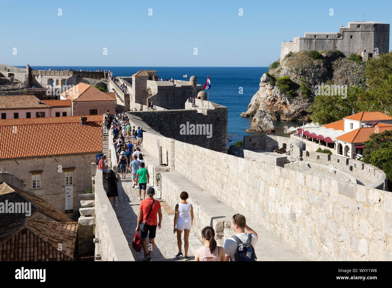 La città di Dubrovnik pareti; la gente camminare le mura della città vecchia di Dubrovnik Città Patrimonio mondiale dell UNESCO, Dubrovnik Croazia Europa Foto Stock