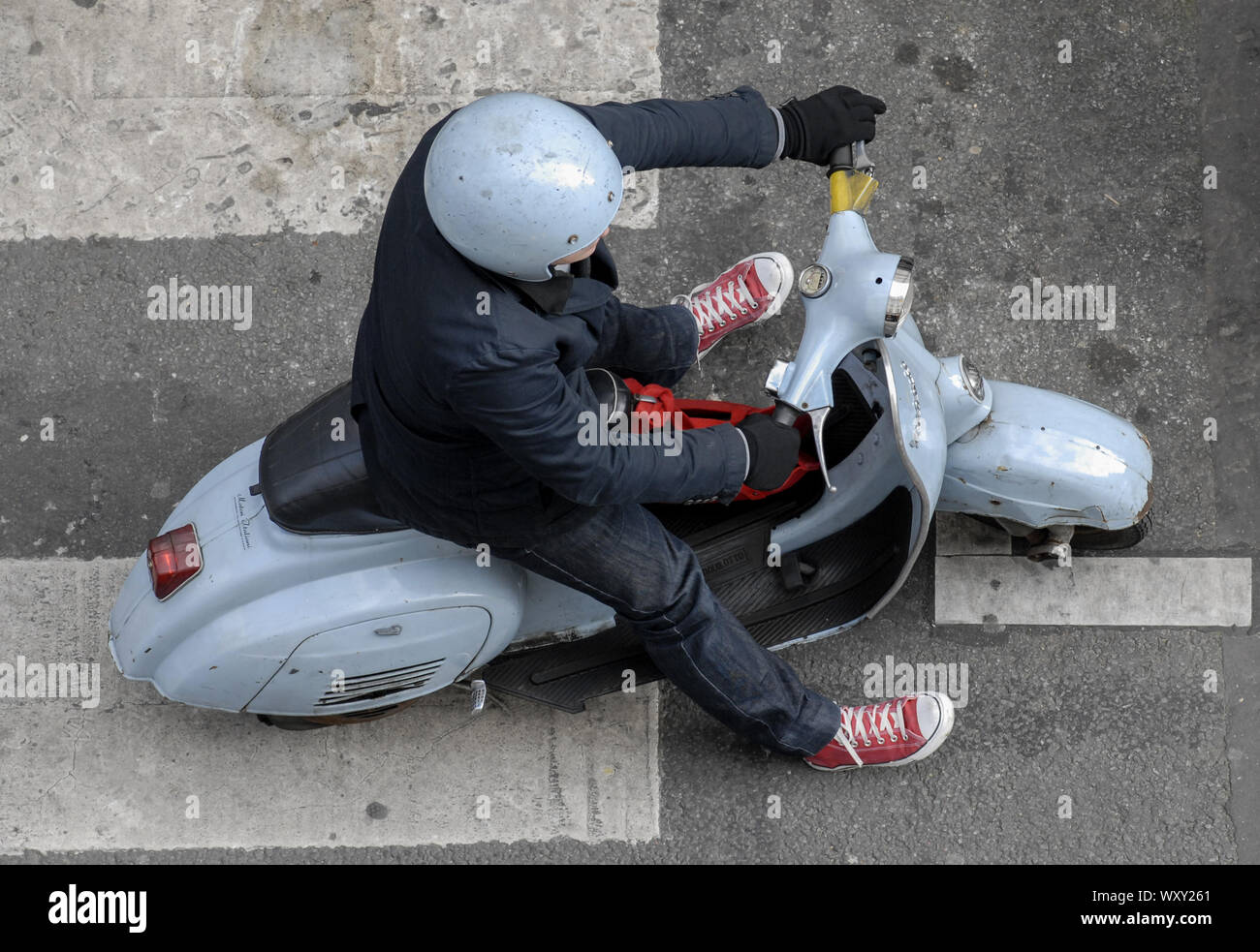 VINTAGE BLU - SCOOTER - UOMO SU SCOOTER - PARIS UOMO - SCOOTER PARIGI - VISTA AEREA DI UN UOMO SU UN VINTAGE SCOOTER - SCOOTER VINTAGE - VINTAGE SCOOTER VESPA - PARIS STREET PHOTOGRAPHY - VISTA DA UN BALCONE PARIS - PARIS TRAFFICO- PARIS MOTOR BIKE © Frédéric BEAUMONT Foto Stock