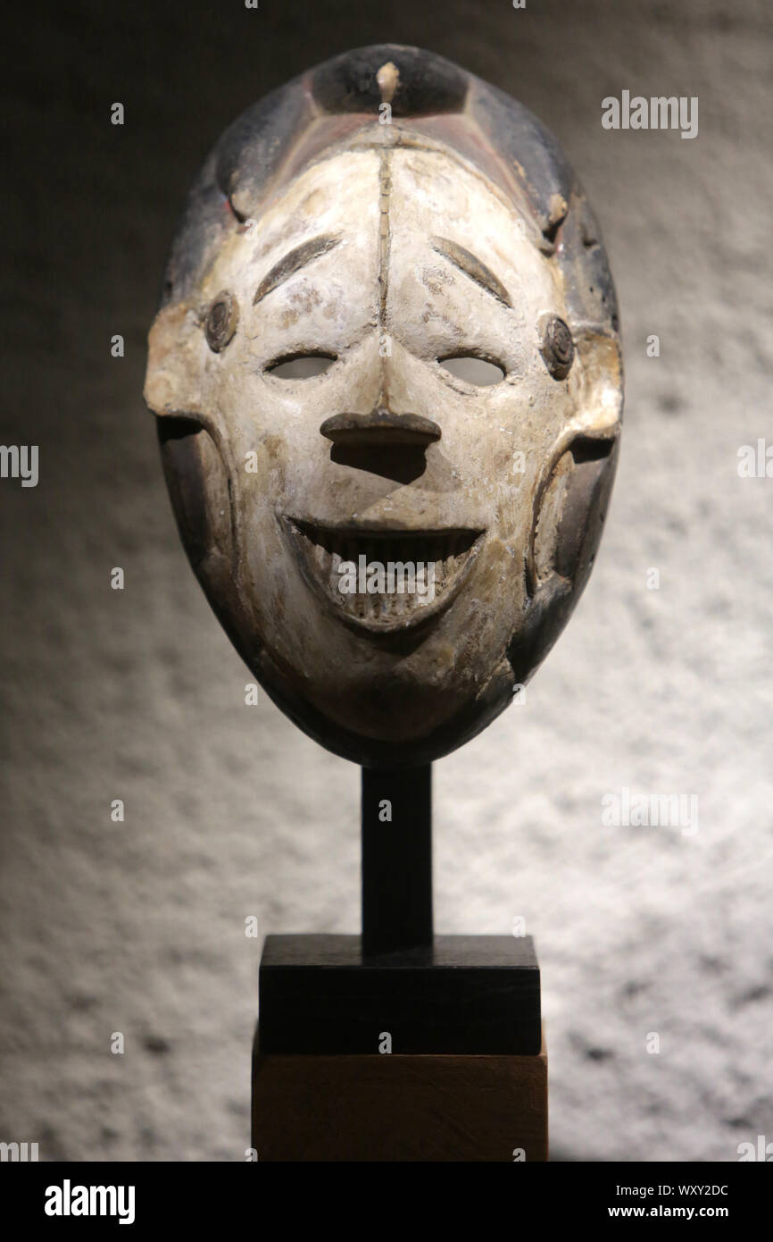 Masque mama ji, mma ubi, ikwum. Igbo, villaggio d'Okpoha. Bois, raphia, pigmenti. Musée Barbier-Mueller. Genève. Suisse. Foto Stock