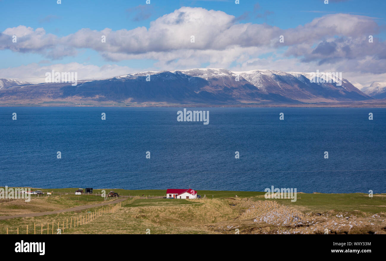 Sauðárkrókur Affitto, Islanda - Piccola Casa, Skagafjordur fiordo, paesaggio di montagna, il nord dell'Islanda. Foto Stock