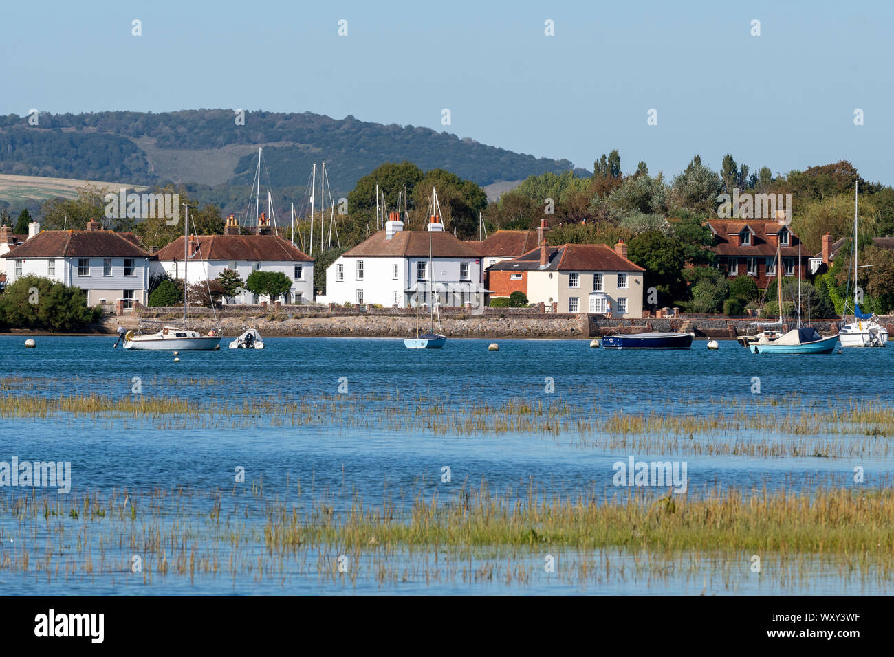 Tipico West Sussex cottage sul bordo dell'acqua nel porto pittoresco villaggio di Bosham, porto di Chichester, West Sussex, in Inghilterra, Regno Unito Foto Stock