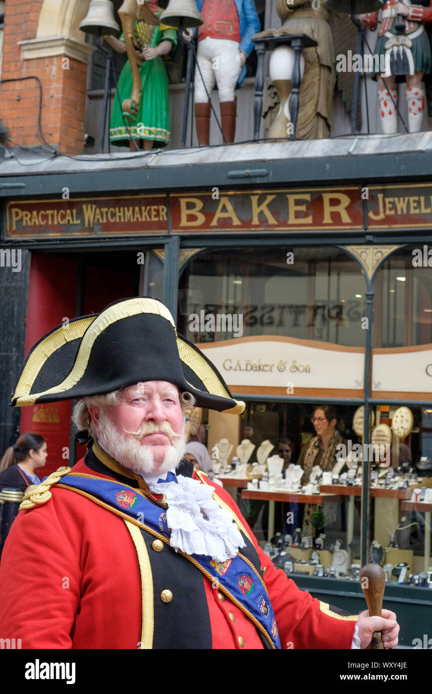 La città Cryer di Gloucester il signor Alan Myatt, nella parte anteriore del Baker gioiellieri e il clock Iconinc Foto Stock