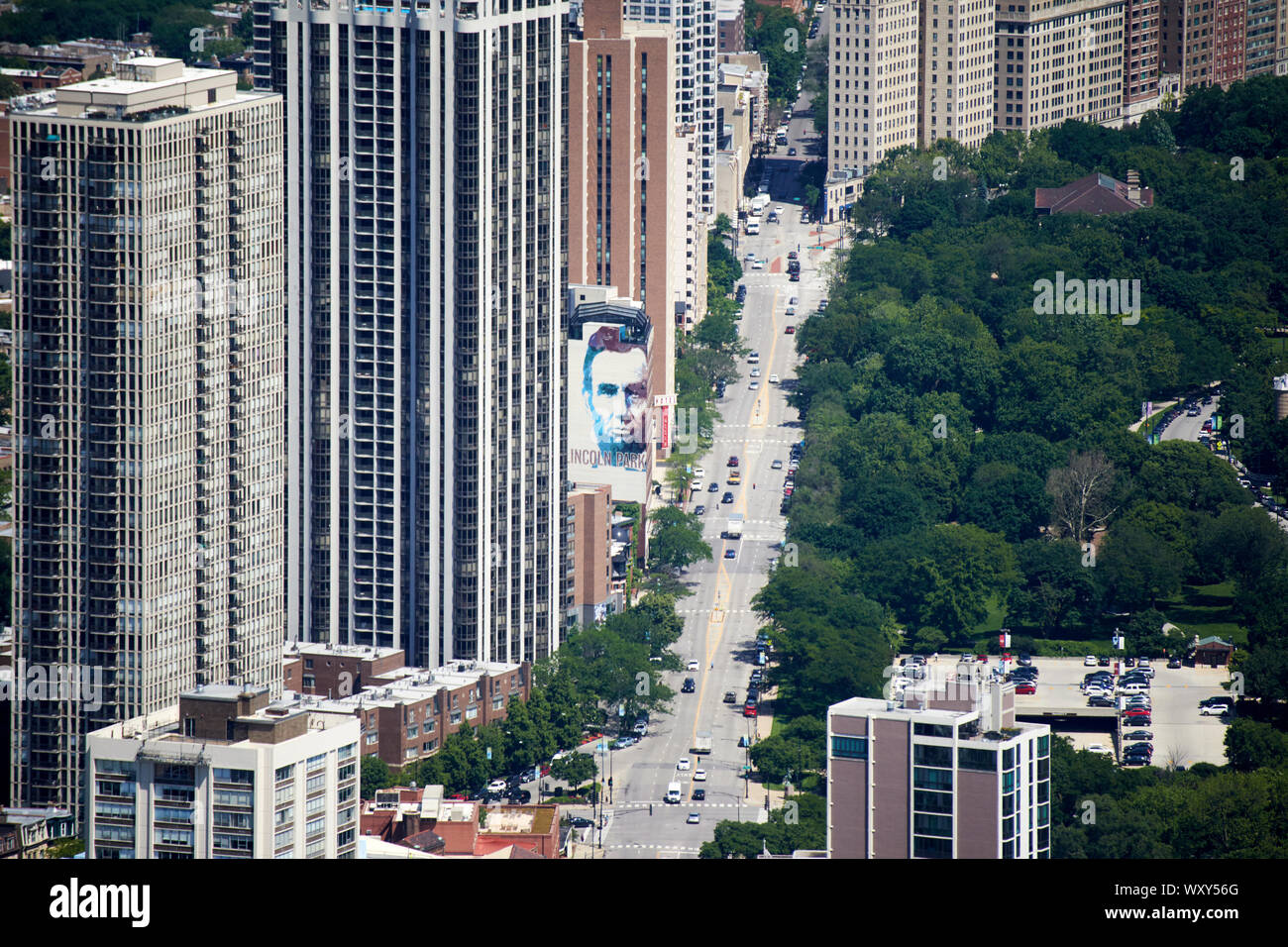 Guardando lungo noth clark street presso il Lincoln Park Zoo a Chicago in Illinois negli Stati Uniti d'America Foto Stock