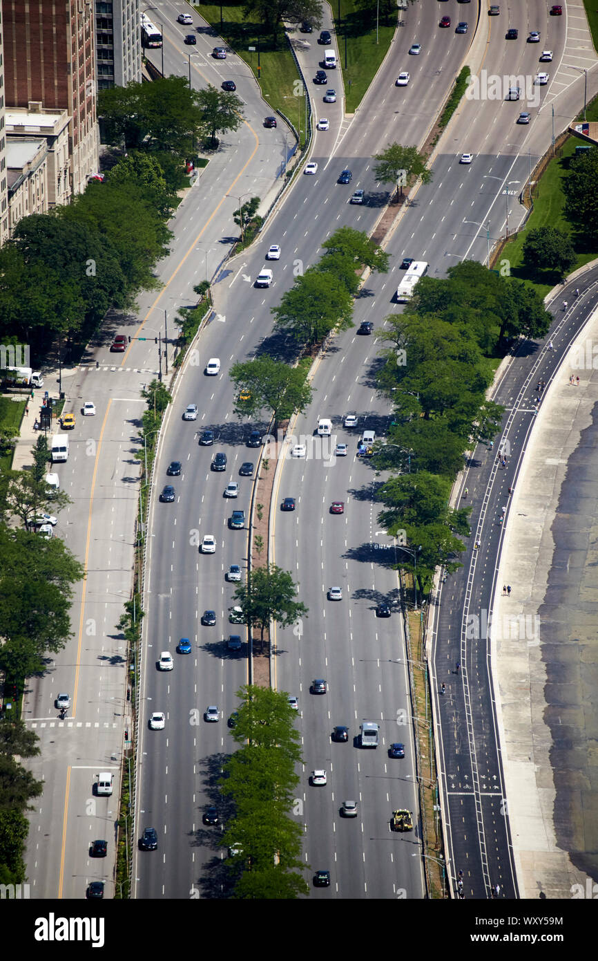 Cars driving lungo Lake Shore Drive a Chicago in Illinois negli Stati Uniti d'America Foto Stock