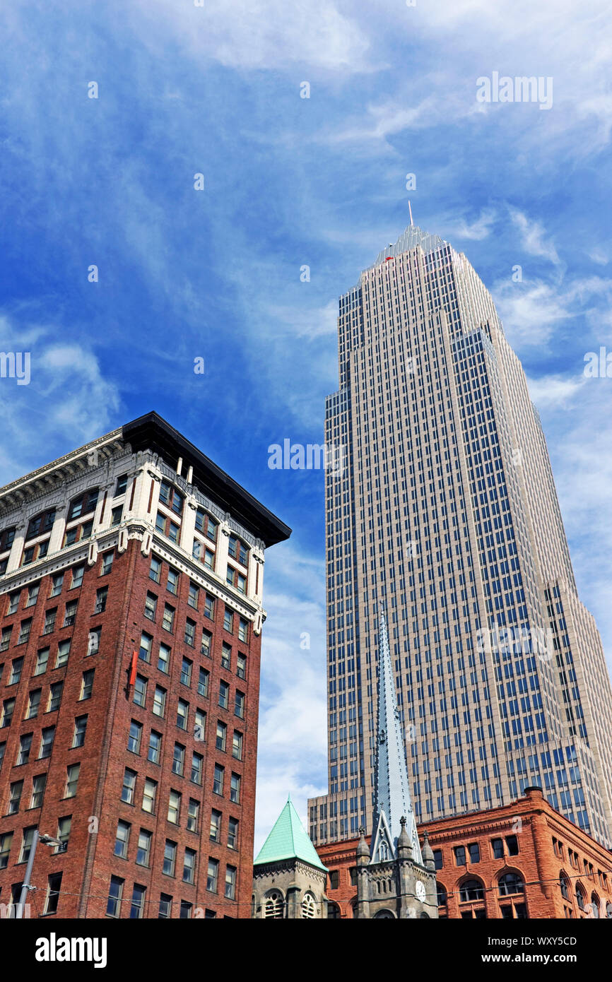 Gli stili architettonici degli edifici, dalla storica alla grazia attuale, fanno parte dello skyline di Cleveland, Ohio. Foto Stock