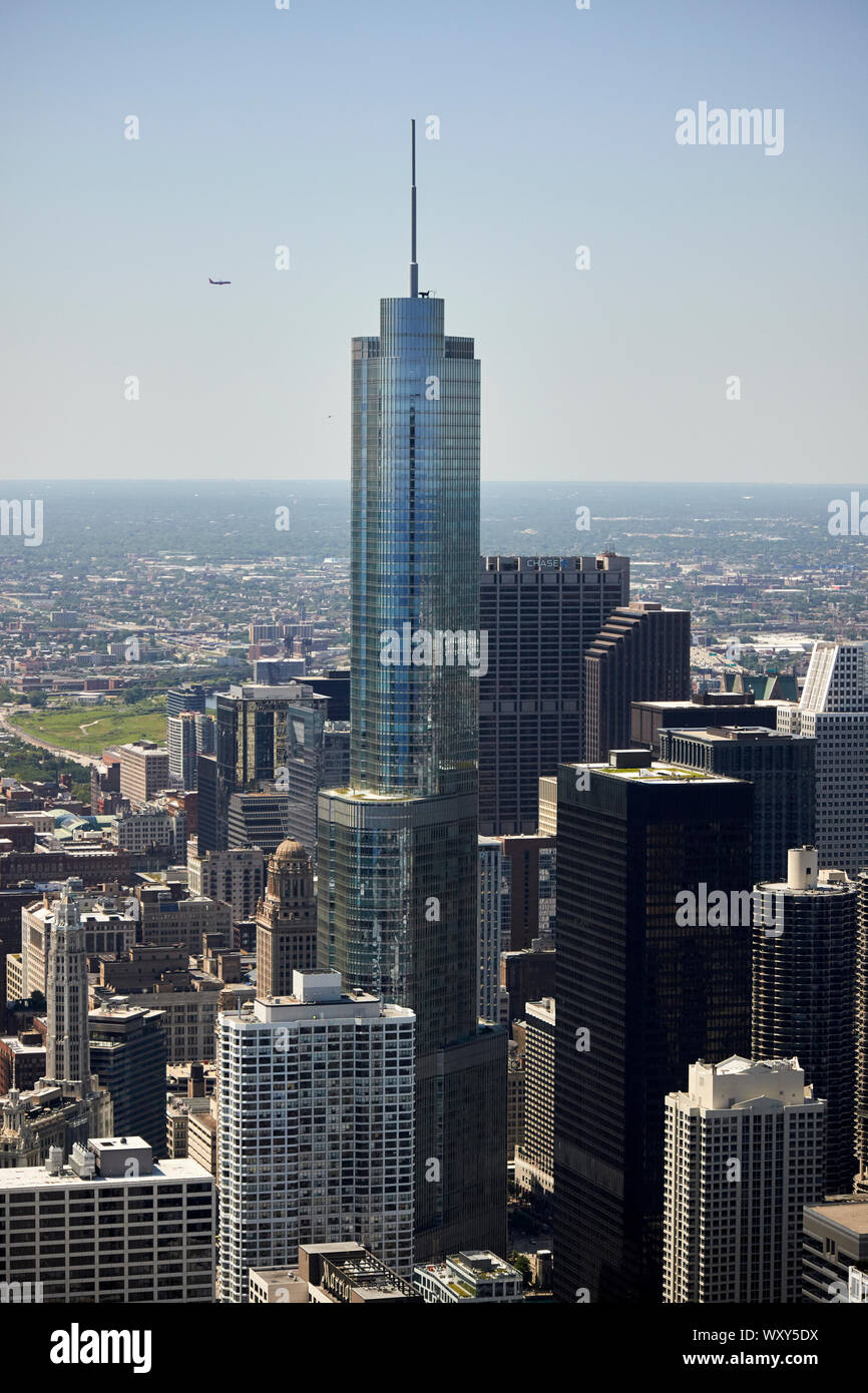 La parte superiore del Trump Tower e degli edifici circostanti guardando fuori all'orizzonte come visto attraverso il vetro dalla Hancock Center Chicago Illinois regno Foto Stock