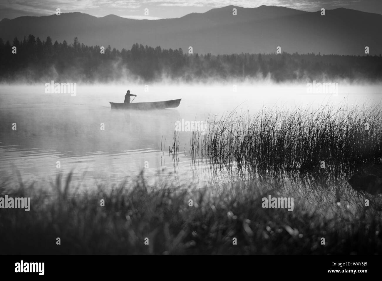Canoa sul lago di nebbia Foto Stock