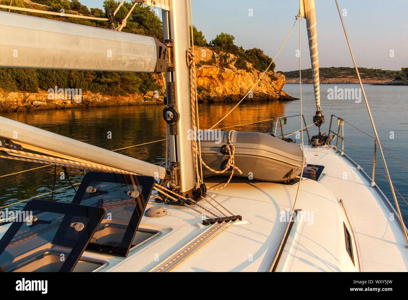 Di sera su uno yacht nella baia. Luce della sera sul mare. Vacanze a vela in Croazia. Il romanticismo di yachting. Tramonto sulla barca. Foto Stock