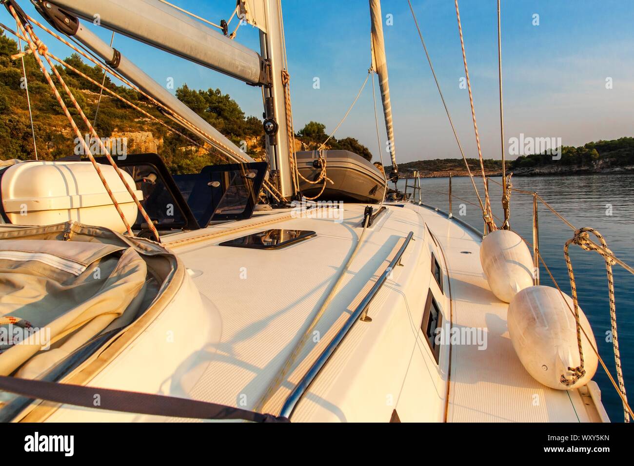 Di sera su uno yacht nella baia. Luce della sera sul mare. Vacanze a vela in Croazia. Il romanticismo di yachting. Tramonto sulla barca. Foto Stock