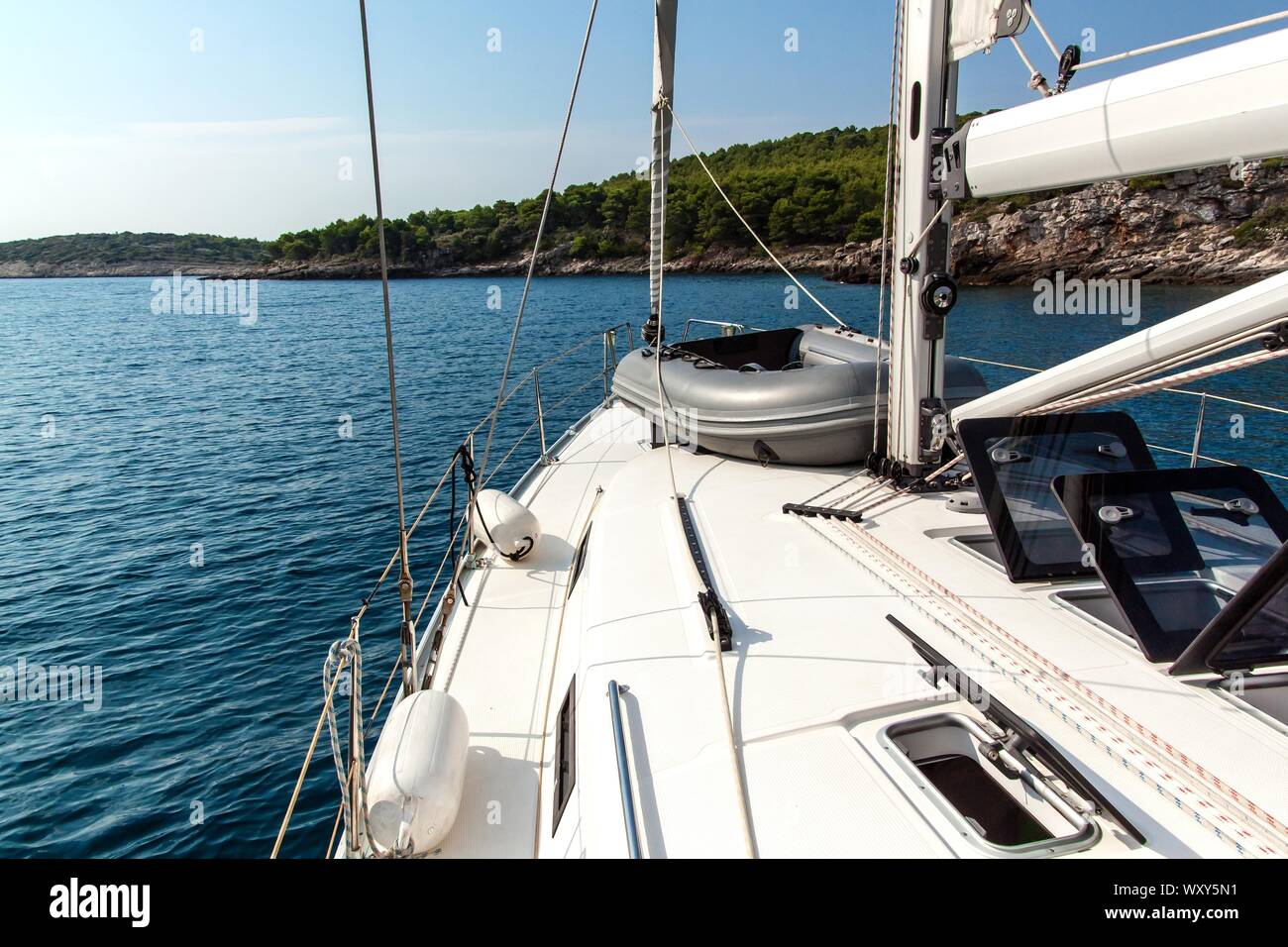 Vacanze a vela in Croazia. Il romanticismo di yachting. Barca a vela sul mare nei pressi di isole croate. Yacht deck. Crociera avventura. Foto Stock
