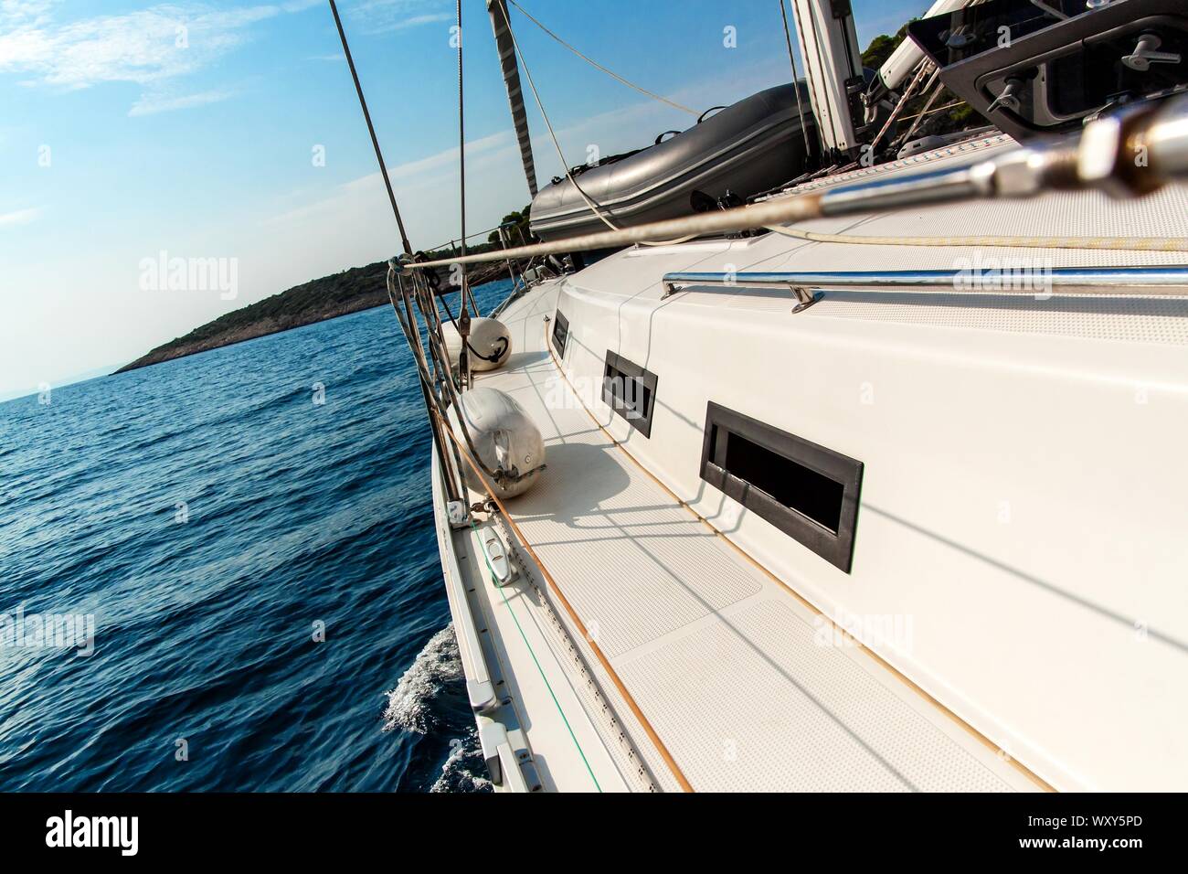 Vacanze a vela in Croazia. Il romanticismo di yachting. Barca a vela sul mare nei pressi di isole croate. Yacht deck. Crociera avventura. Foto Stock