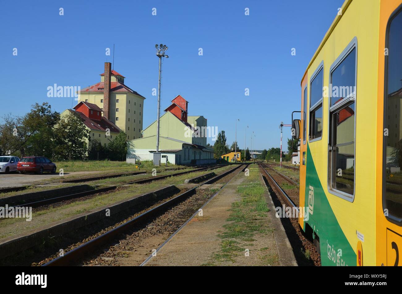 Ein Zug am Bahnhof Moravské Budějovice, Mähren, Tschechische Republik Foto Stock