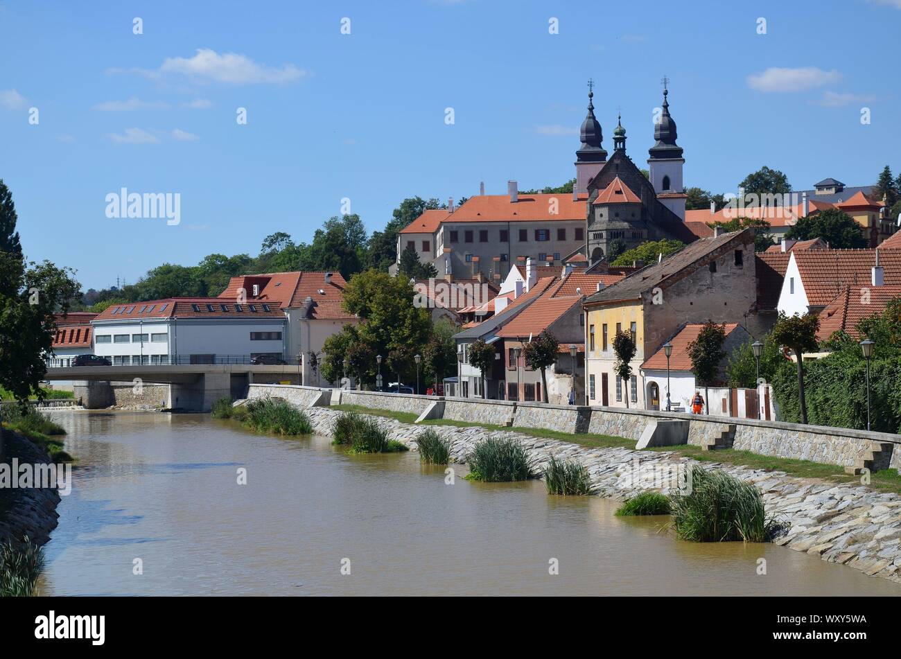 Trebic in Repubblica Ceca, UNESCO Weltkulturerbe: die aus der Romanik stammende Basilika vom Fluss Jihlava aus gesehen Foto Stock