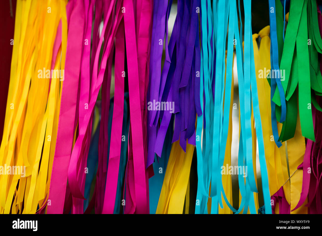 Luminose e colorate diverse strisce di carta sullo sfondo Foto Stock