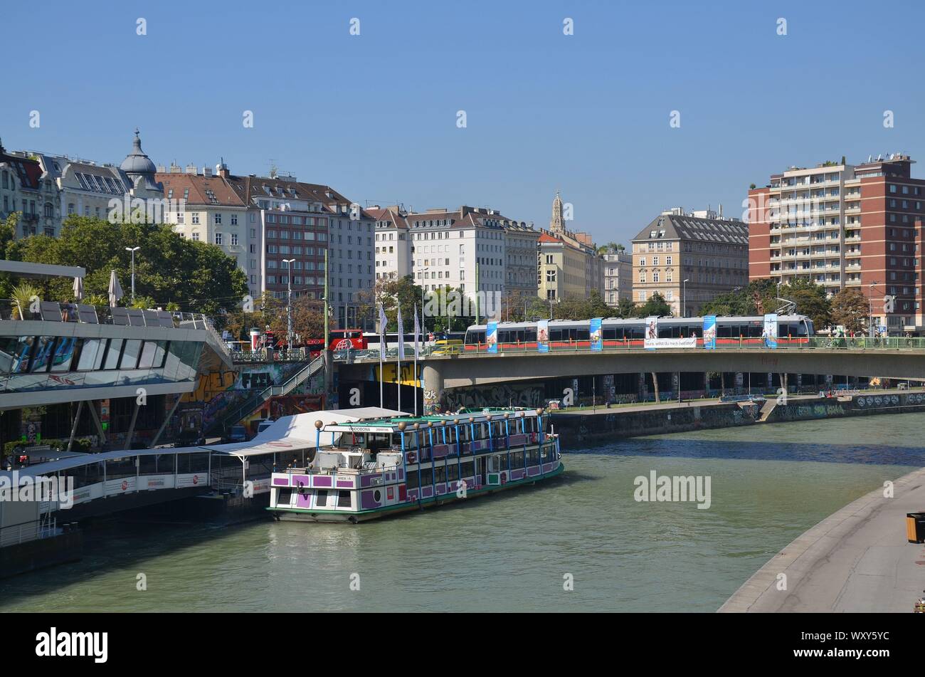 Wien, Hauptstadt Österreichs: Blick von der Schwedenbrücke auf den Donaukanal Foto Stock