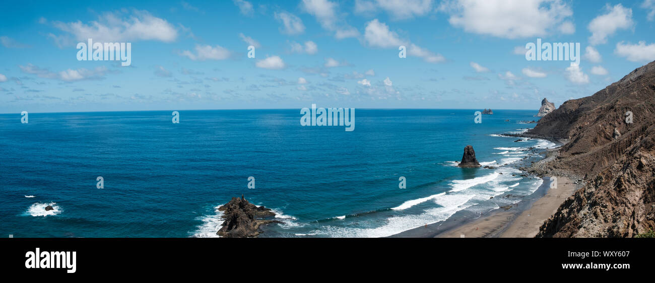 Costa rocciosa e oceano orizzonte a Benijo spiaggia in Tenerife Foto Stock