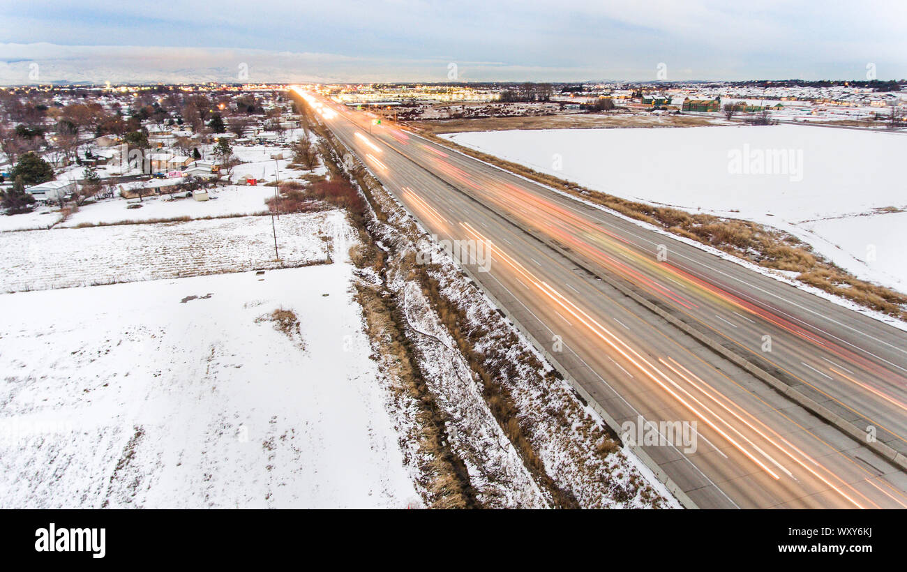 Il traffico in movimento sulla superstrada come sparato da un drone Foto Stock