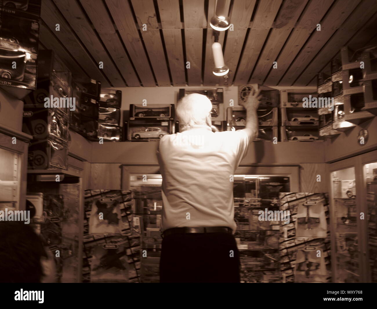 High street toy shop old fashion style con un buon servizio di assistenza ai clienti . Immagine fotografata in seppia. Modello di negozio. Model Cars. Modello da collezione di automobili. Foto Stock