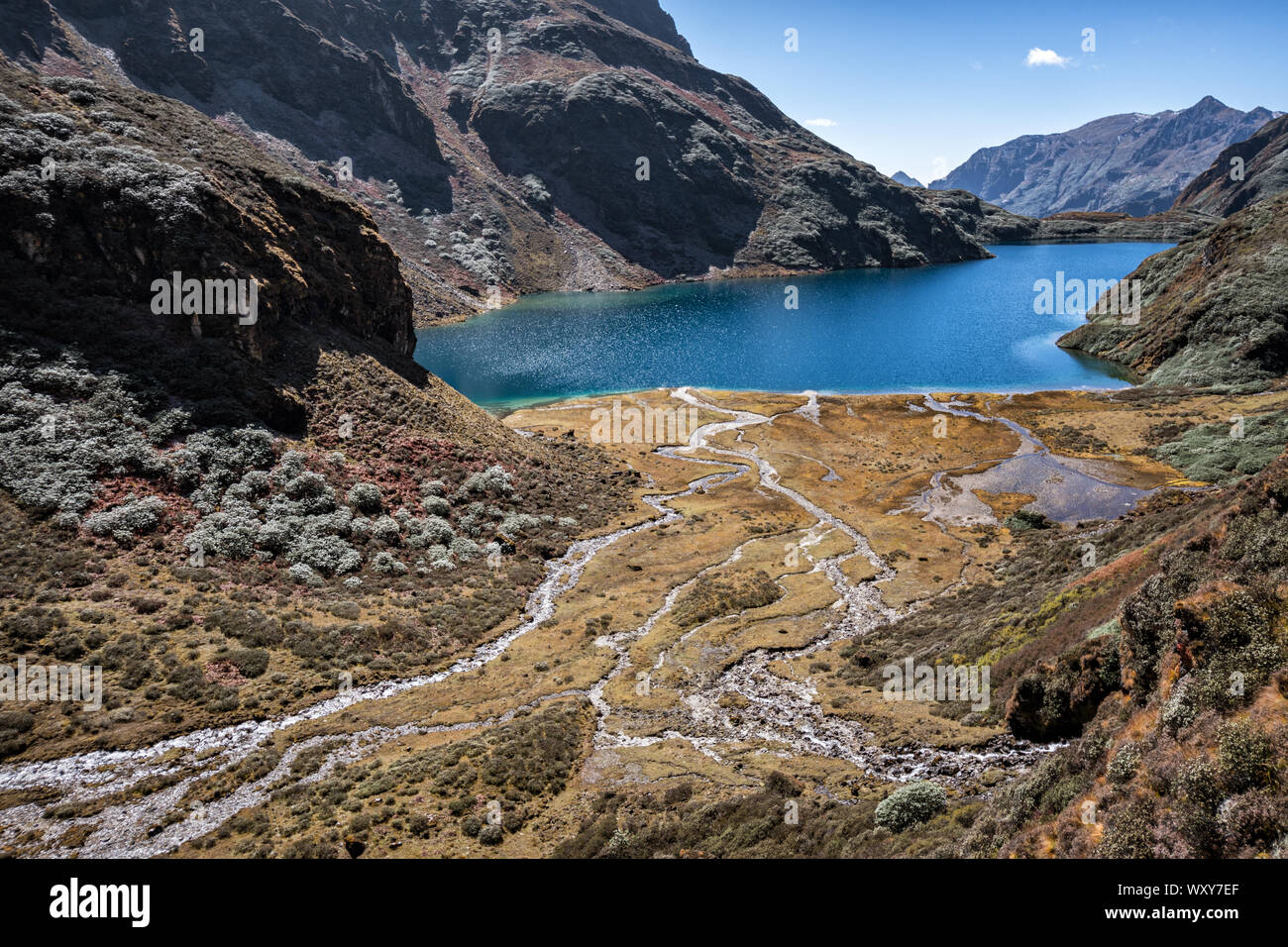 Om Tsho lago tra La Tempe e Maurothang, Wangdue Phodrang district, Snowman Trek, Bhutan Foto Stock