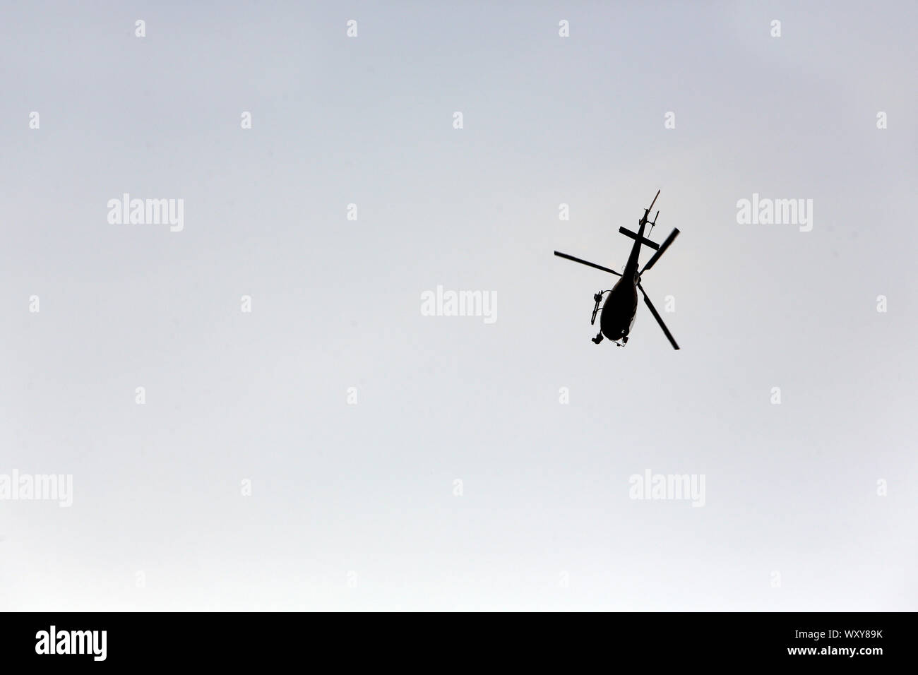 Hélicoptère en vol par temps d'orage. Foto Stock