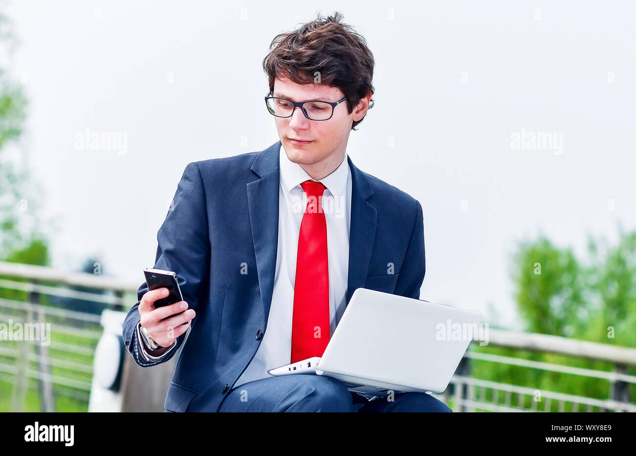 Dynamic giovane dirigente chiamate fuori, libero da qualsiasi vincolo. Che simboleggia una ricerca di lavoro o di un commercio di outsourcing Foto Stock