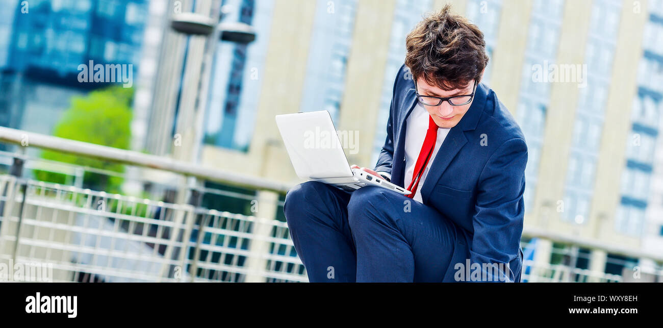 Vista panoramica sul giovane e dinamica di dirigenti che lavorano al di fuori senza alcun tipo di vincolo. Simbolo di una ricerca di lavoro o di commercio di outsourcing Foto Stock