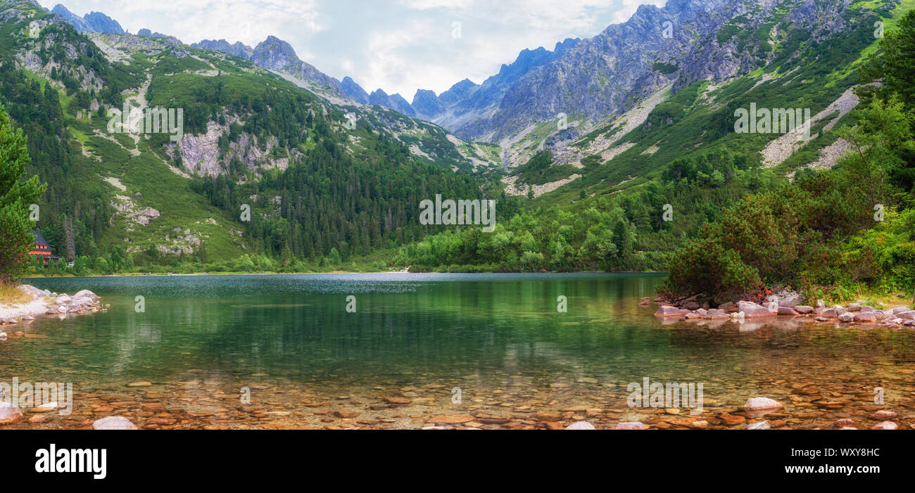 Lago di montagna (Popradske Pleso) in Alti Tatra National Park, Slovacchia Foto Stock