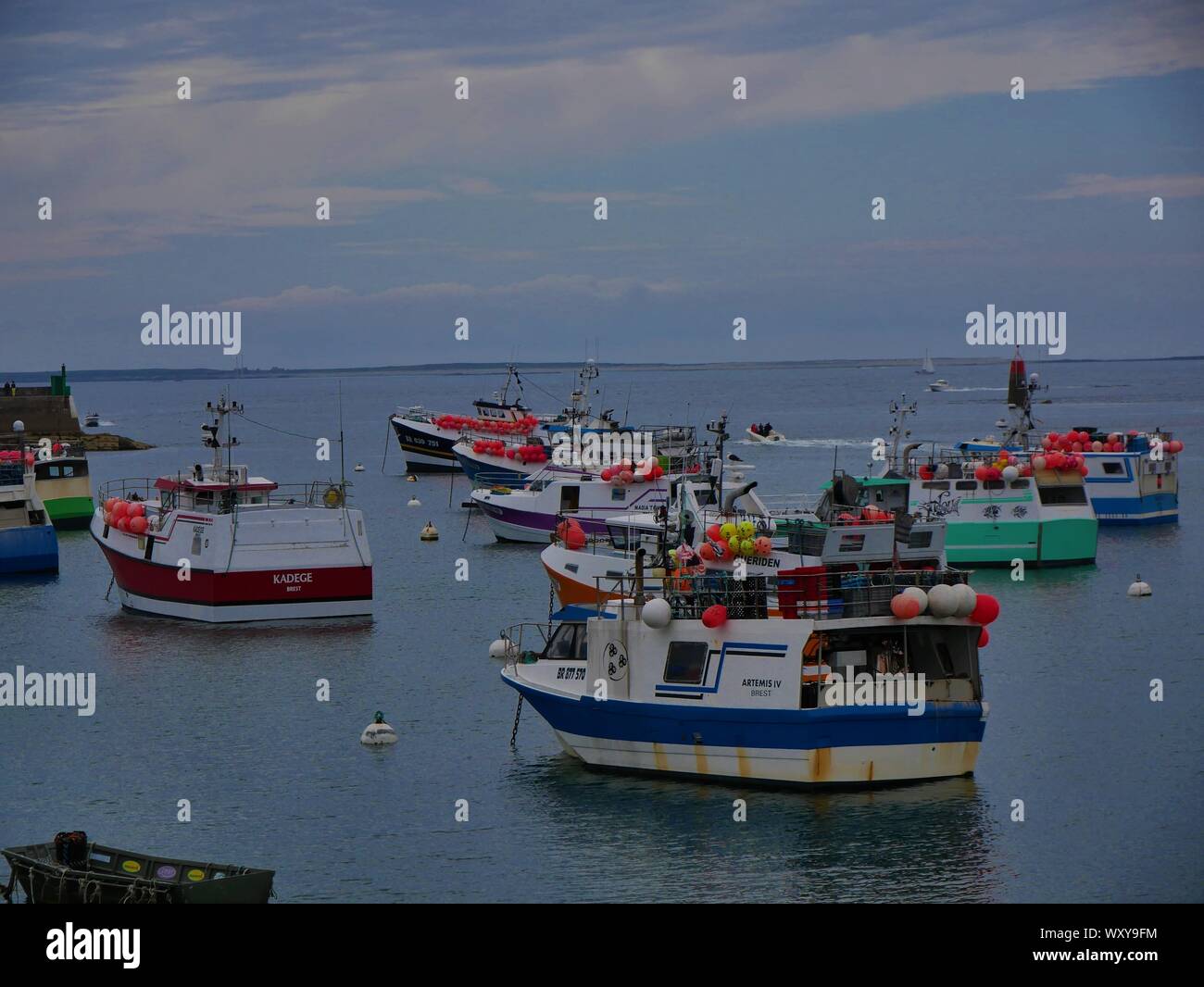 Bateaux de Peche , port du conquet , port de Peche , chalutiers un l'entrée du Port du conquet , peche en haute mer , peche artisanale / industrielle Foto Stock