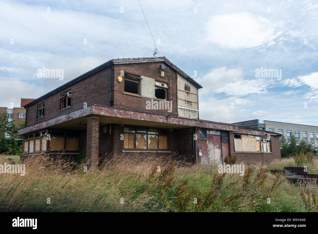 Il radiofaro public house in Buttershaw, Bradford, West Yorkshire, come presenti nel film "Rita Sue e Bob troppo', ora abbandonata e in attesa di demolizione. Foto Stock