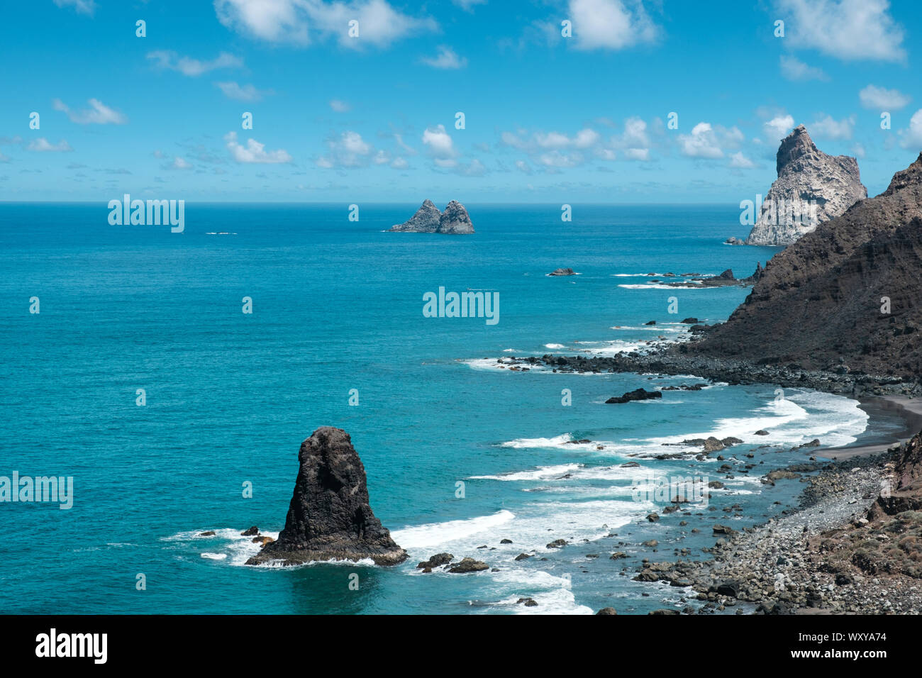 Costa rocciosa e oceano orizzonte a Benijo spiaggia in Tenerife Foto Stock