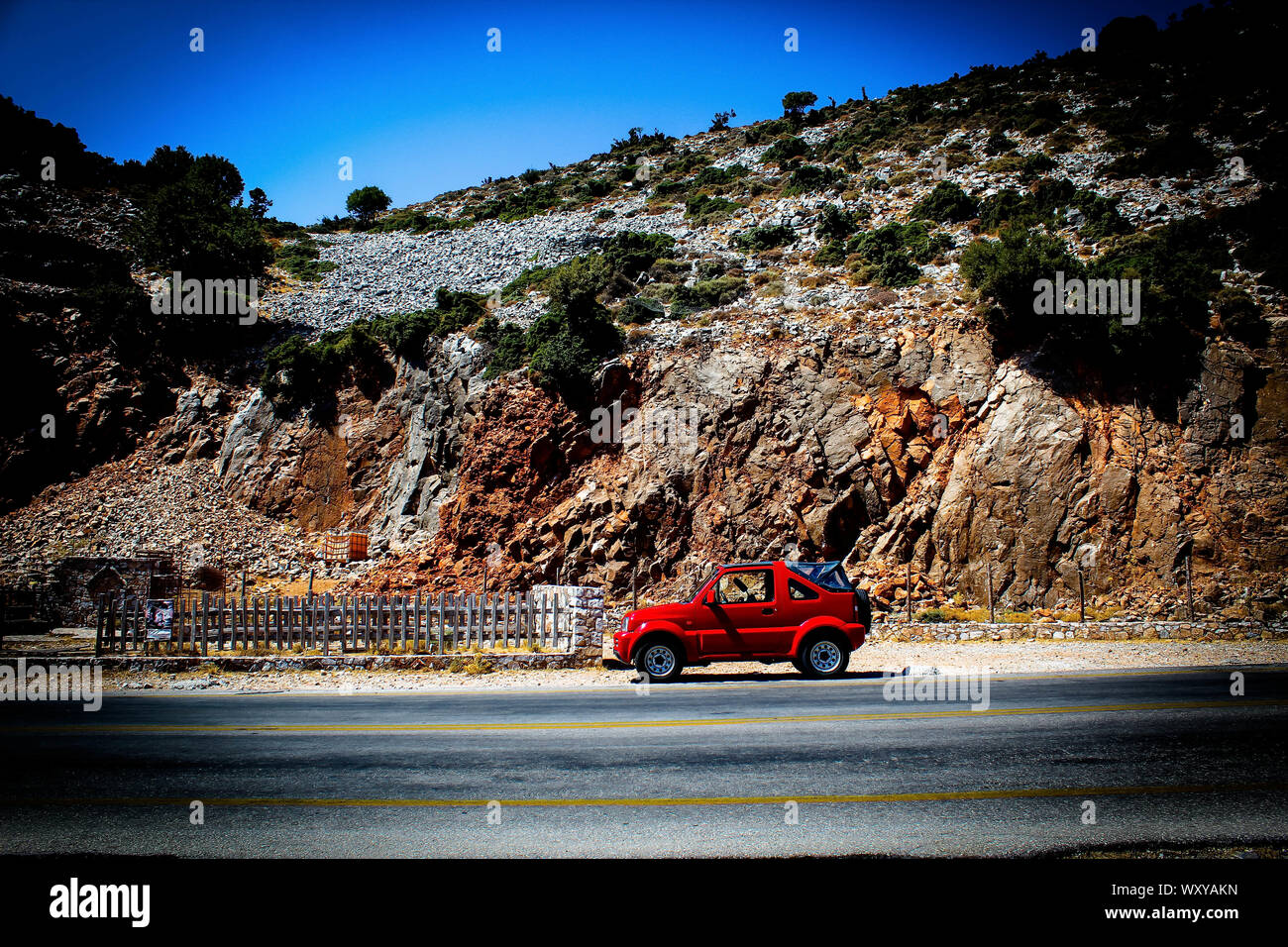 Rotes Auto auf Bergstrasse Foto Stock