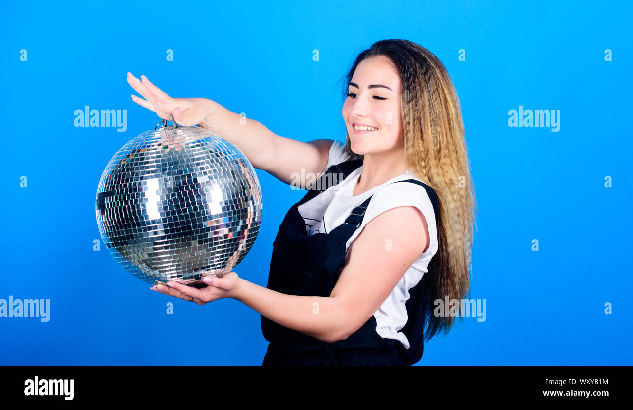 Miglior party. nuovo anno di vacanza. event manager. La vita notturna concetto. pronto per divertirsi. felice festa di compleanno. discoteca. celebra la vacanza. ragazza con palla da discoteca. party goer consente di danza. Foto Stock