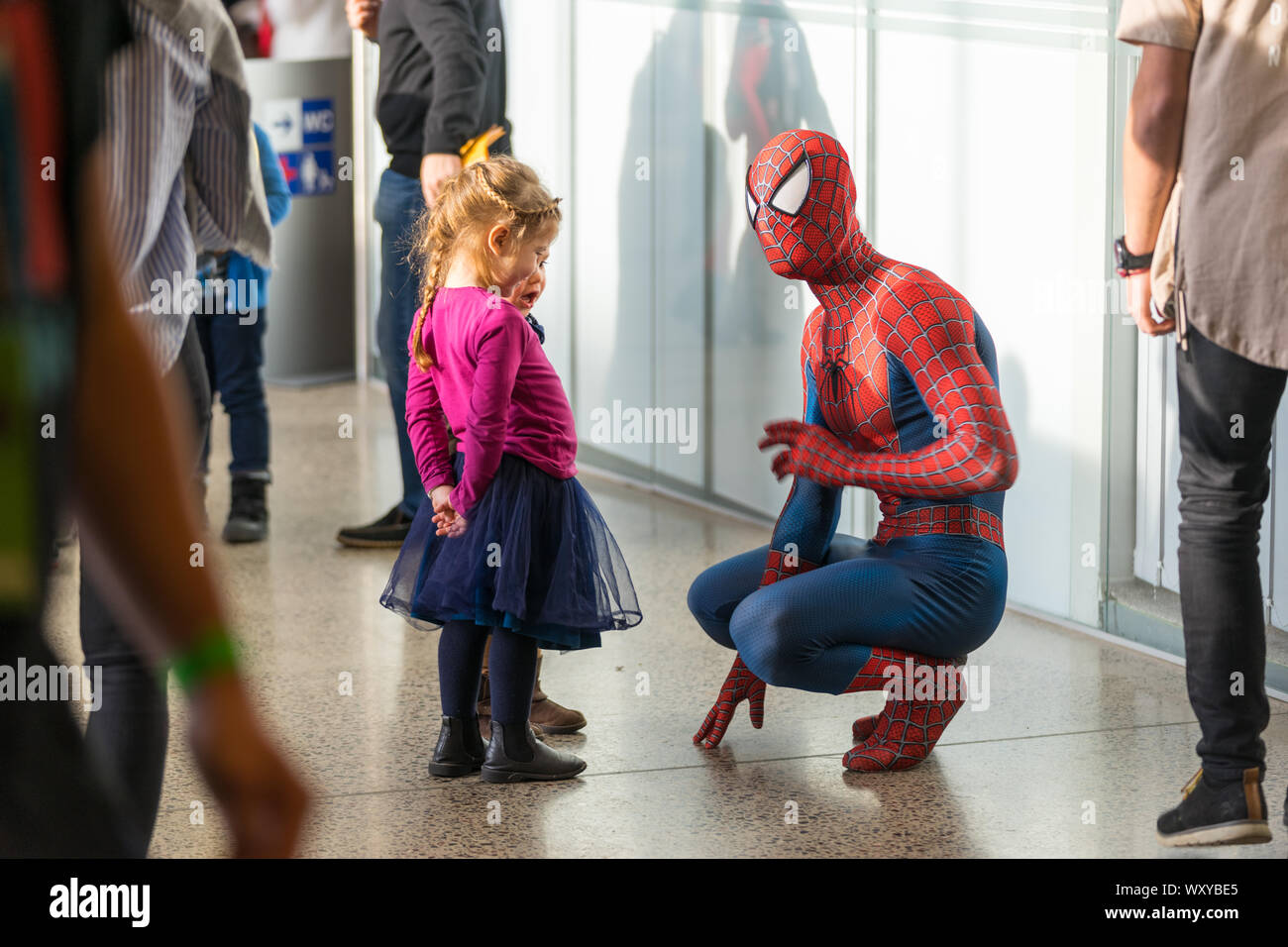 La cultura pop Comico Evento Con Baltic 2017 a Vilnius. Il supereroe Batman interagisce con la manifestazione i visitatori. Foto Stock