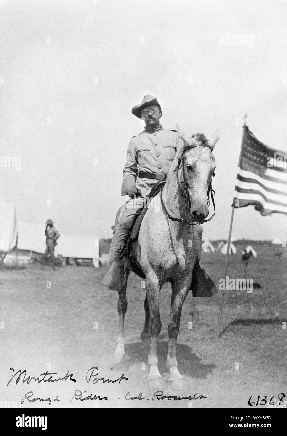 Il colonnello Theodore Roosevelt a cavallo e cavaliere ruvida, Montauk Point, Long Island, New York, USA, fotografia di Frances Benjamin Johnston, 1898 Foto Stock