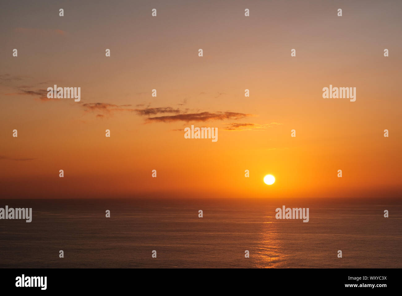 Sun oltre oceano orizzonte, Cielo di tramonto su acqua Foto Stock