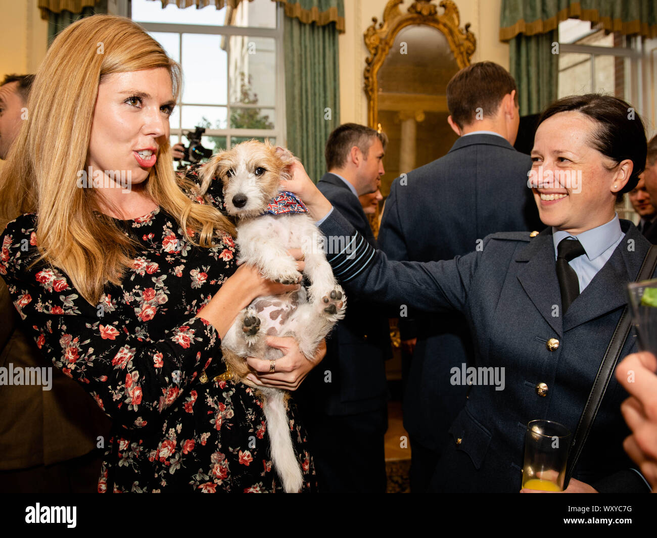 Il partner del primo ministro Boris Johnson, Carrie Symonds (a sinistra), presenta gli ospiti a Dilyn The Jack Russell, il loro cane, come il primo ministro ospita un'accoglienza militare al 10 Downing Street, Londra. Foto Stock