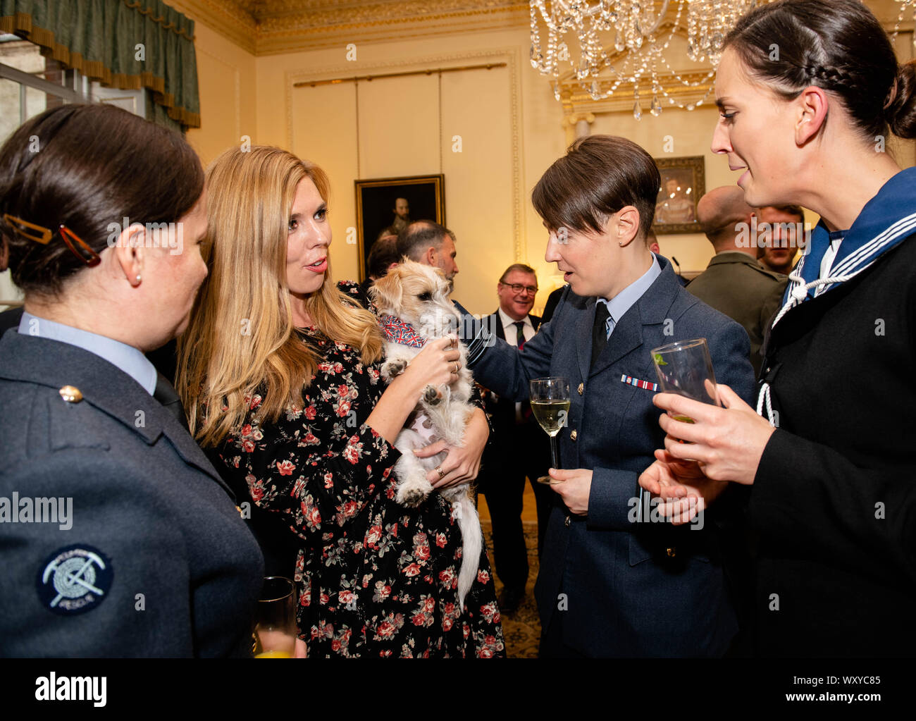 È sotto embargo per 2230 Mercoledì 18 Settembre il partner di primo ministro Boris Johnson, Carrie Symonds (centro sinistra), introduce gli ospiti a Dilyn Jack Russell, il loro cane, come il Primo Ministro ospita una reception militare a 10 Downing Street, Londra. Foto Stock