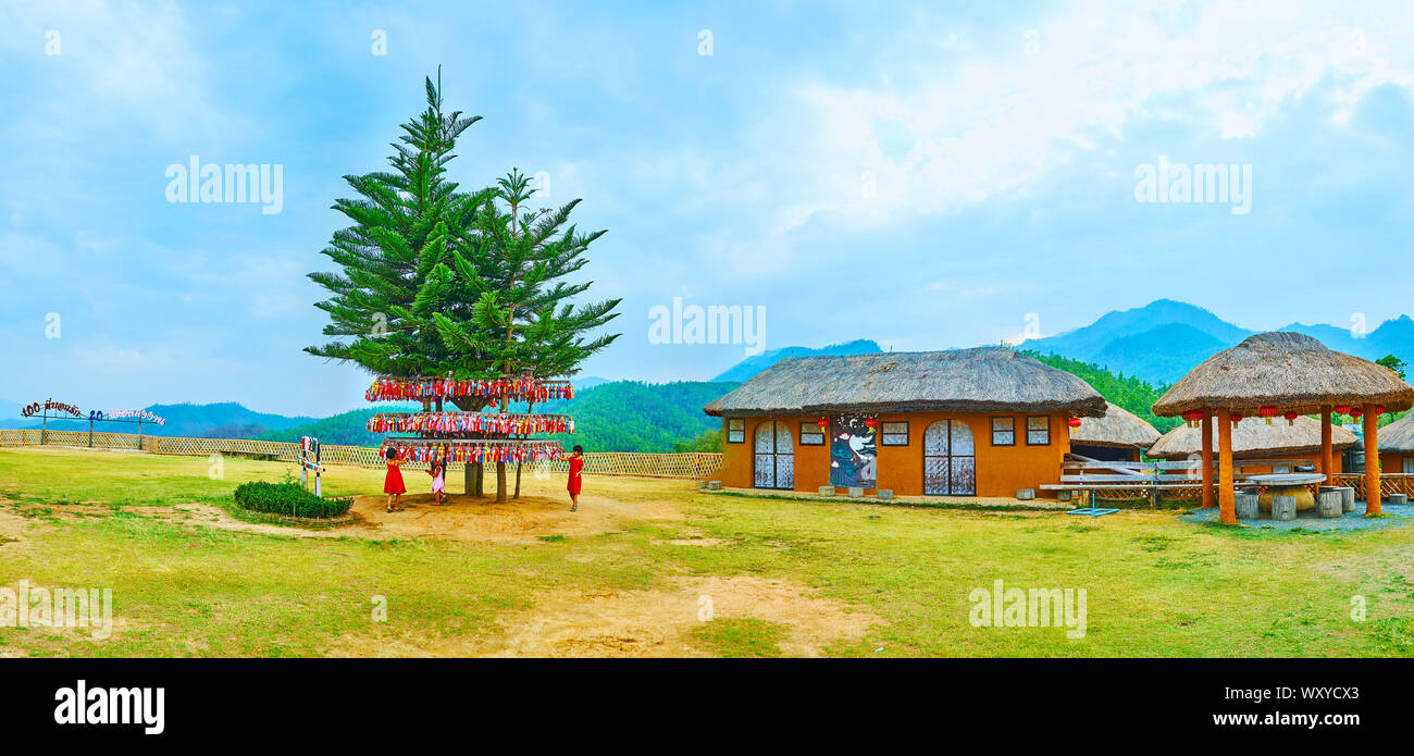 SANTICHON, Tailandia - 5 Maggio 2019: Panorama di Yun Lai viewpoint con adobe case cinesi, padiglioni e Isola Norfolk Pines, circondato da che desiderano Foto Stock