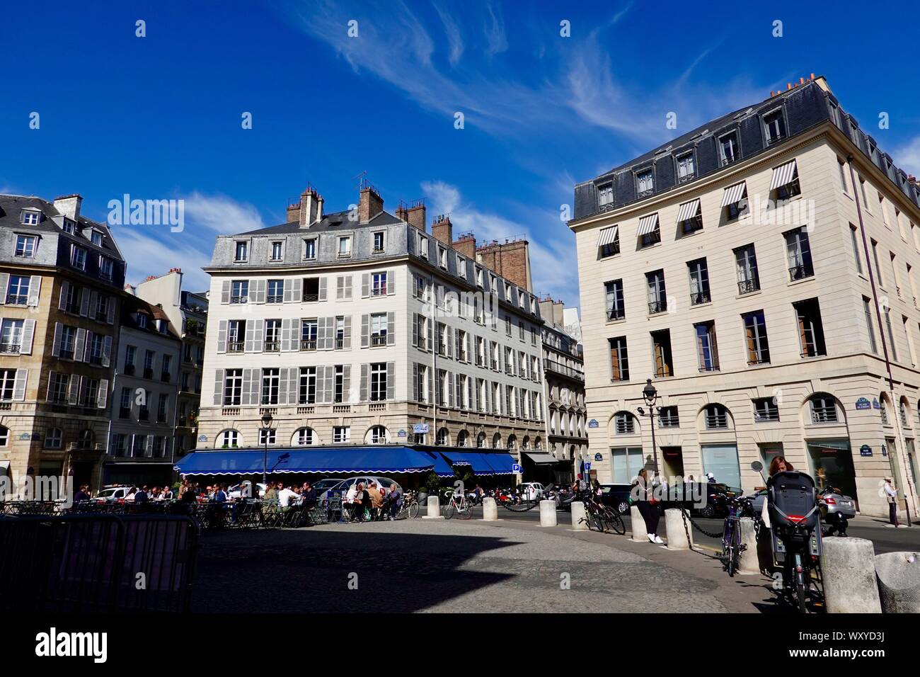 Persone ubicazione a outdoor cafe, Place de l'Odéon e circondano edifici di appartamenti, 6th Arrondissement, Parigi, Francia Foto Stock